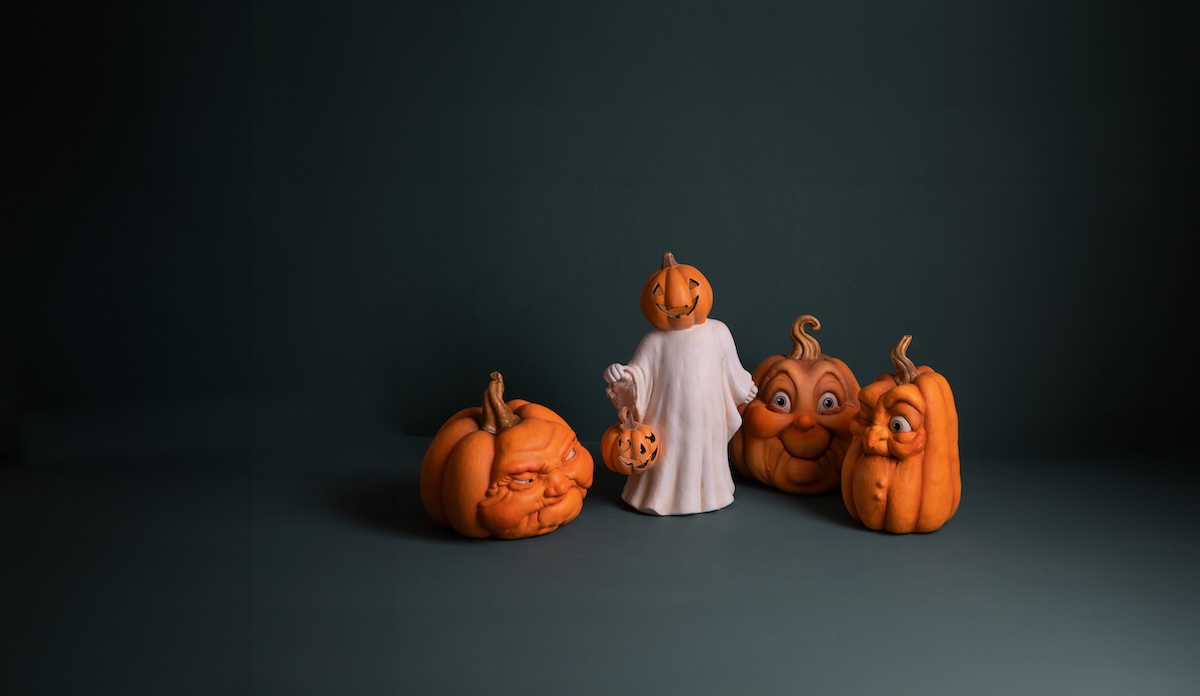 tendenze Halloween 2026: vetrina con fantasmi e zucche